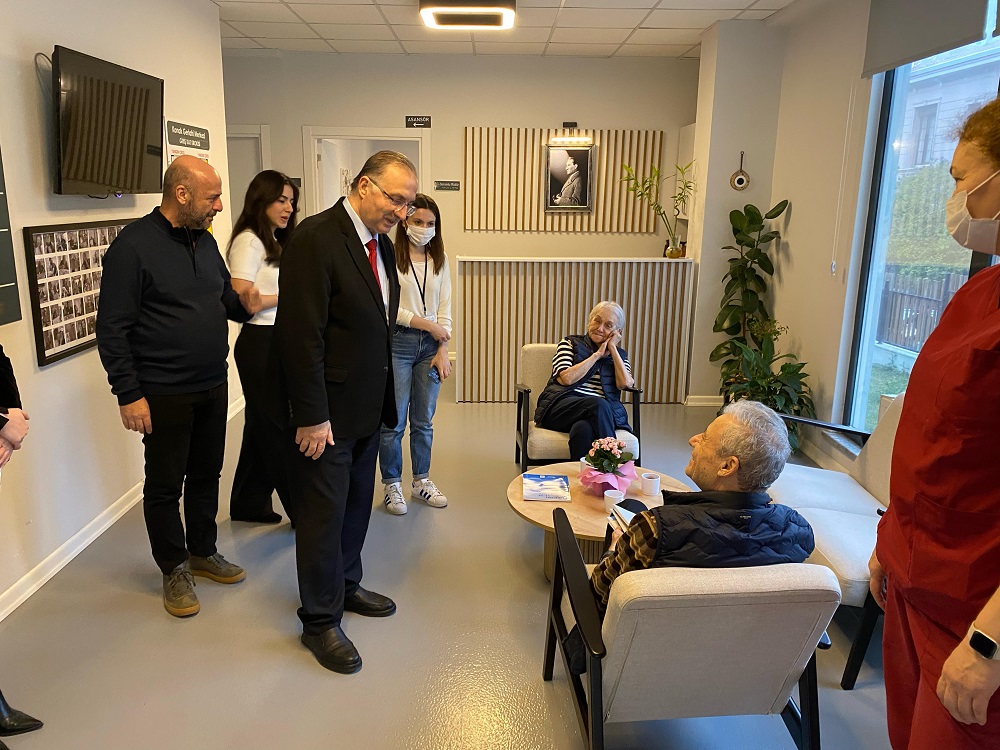 Kaymakamımız Sn. Bekir DINKIRCI İlçemizde Bulunan Yaşlı Bakım Merkezine Ziyarette Bulundu.