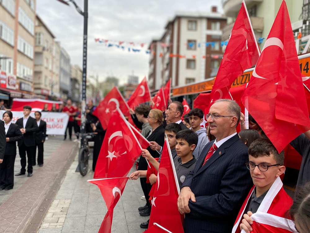 Sn. Kaymakamımız Gençlik Haftası ve 19 Mayıs Atatürk’ü Anma, Gençlik ve Spor Bayramı Gençlik yürüyüşüne katıldı.