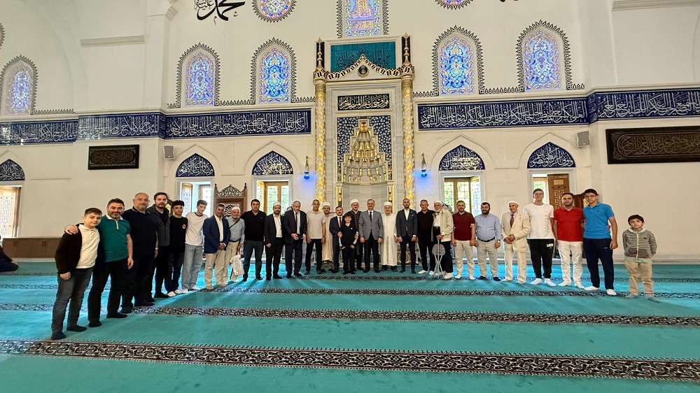 Kaymakamımız Sn. DINKIRCI Bayram Namazı Sonrası Vatandaşlarla Bayramlaştı.